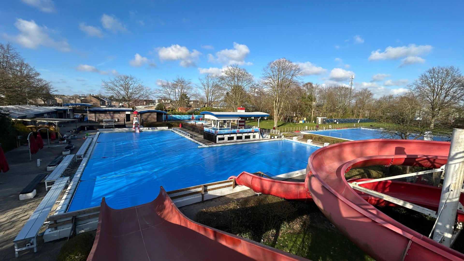 infinity pool met blauwe afdekking